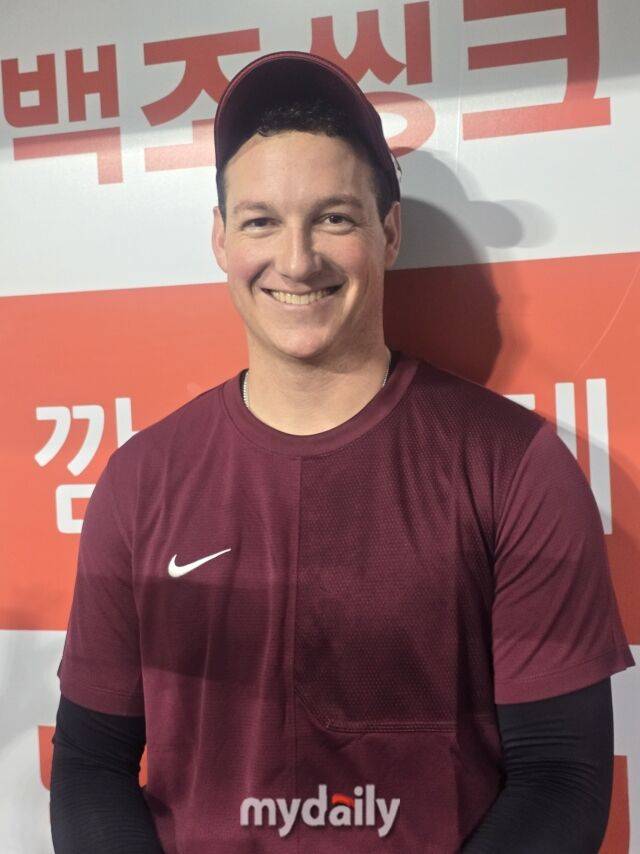 케니 로젠버그가 14일 서울 고척스카이돔에서 열릴 한화 이글스전을 앞두고 인터뷰하고 있다./고척=김진성 기자 kkomag@mydaily.co.kr