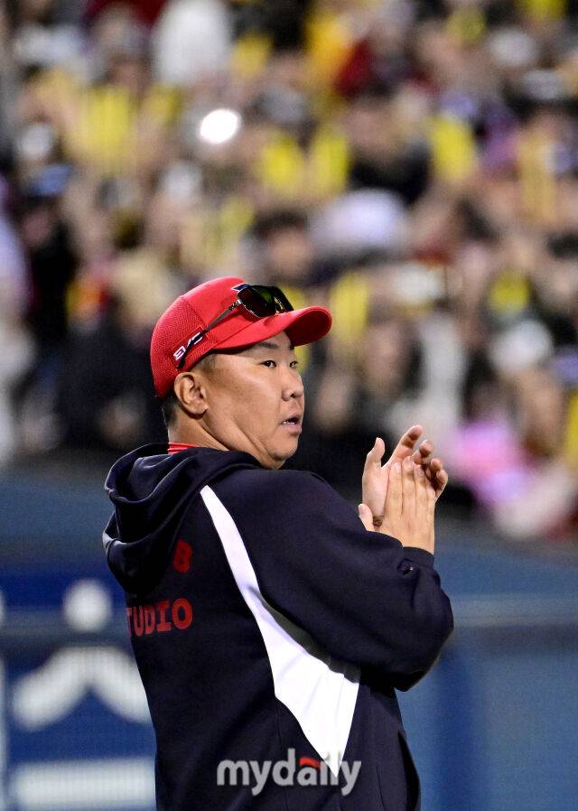 2026년 4월 17일 오후 서울 잠실구장에서 열린 '2026 신한 SOL KBO리그' KIA 타이거즈와 두산 베어스의 경기. KIA 이범호 감독이 7-3으로 승리한 뒤 기뻐하고 있다./마이데일리