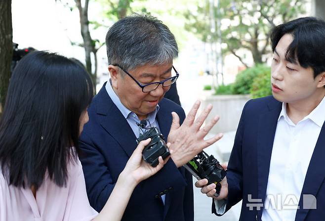[과천=뉴시스] 전신 기자 = 김대기 전 대통령실 비서실장이 대통령 관저 이전 의혹 관련 조사를 받기 위해 15일 경기 과천 2차 종합특별검사팀 사무실로 출석하고 있다. 2026.05.15. photo1006@newsis.com