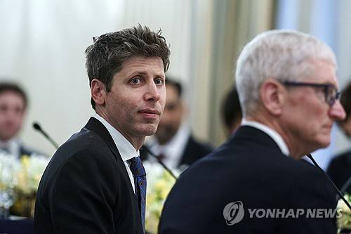 샘 올트먼 오픈AI CEO와 팀 쿡 애플 CEO [EPA 연합뉴스 자료사진]