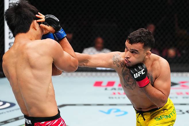 다니엘 산토스(사진 오른쪽)와 이정영의 경기 장면. UFC 제공