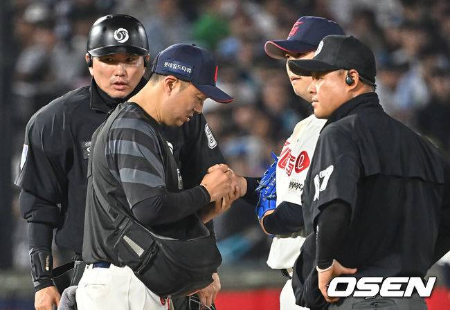 [OSEN=부산, 이석우 기자] 14일 부산 사직야구장에서 2026 신한 SOL KBO 리그 롯데 자이언츠와 NC 다이노스의 경기가 열렸다. 홈팀 롯데는 나균안이, 방문팀 NC는 토다가 선발 출전했다.롯데 자이언츠 최이준이 손부위 이상을 호소하고 있다. 2026.05.14 / foto0307@osen.co.kr