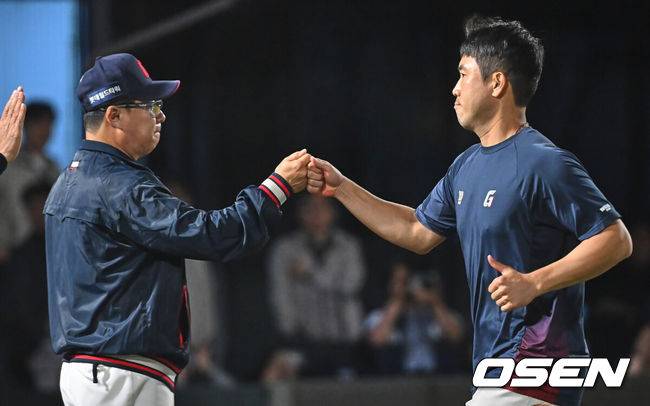 [OSEN=부산, 이석우 기자] 13일 부산 사직야구장에서 2026 신한 SOL KBO 리그 롯데 자이언츠와 NC 다이노스의 경기가 열렸다. 홈팀 롯데는 비슬리가, 방문팀 NC는 테일러가 선발 출전했다.롯데 자이언츠 전준우가 NC 다이노스에 10-5로 승리한 후 김태형 감독과 하이파이브를 하고 있다. 2026.05.13 / foto0307@osen.co.kr