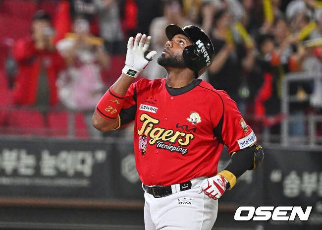 [OSEN=광주, 이석우 기자] 6일 광주-기아 챔피언스필드에서 2026 신한 SOL KBO 리그 KIA 타이거즈와 한화 이글스의 경기가 열렸다. 홈팀 KIA는 올러가, 방문팀 한화는 류현진이 선발 출전했다.KIA 타이거즈 아데를린이 9회말 무사 중월 솔로 홈런을 치고 세리머니를 하고 있다. 2026.05.06 / foto0307@osen.co.kr