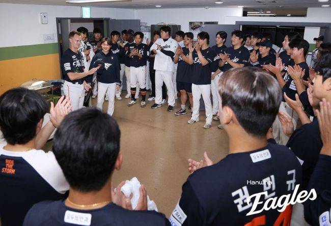 김경문 감독이 이끄는 한화 이글스는 15일 수원 케이티위즈파크에서 열린 2026 신한 SOL KBO리그 KT와의 원정경기에서 5-3으로 승리했다. 오웬 화이트의 6주 대체 외국인 선수로 합류했던 잭 쿠싱은 계약 만료일인 이날 9회말 1이닝 1실점으로 시즌 4세이브를 작성하며 유종의 미를 거뒀다. 한화 이글스 제공