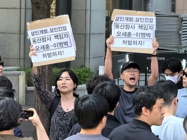 ▲ 15일 서울 중구 청계광장에서 국민의힘 오세훈 서울시장 후보와 이명박 전 대통령이 만나자 일부 시민들이 2009년 발생한 용산참사의 책임을 물으며 오 후보와 이 전 대통령에게 항의하는 시위를 벌였다.ⓒ프레시안(박상혁)