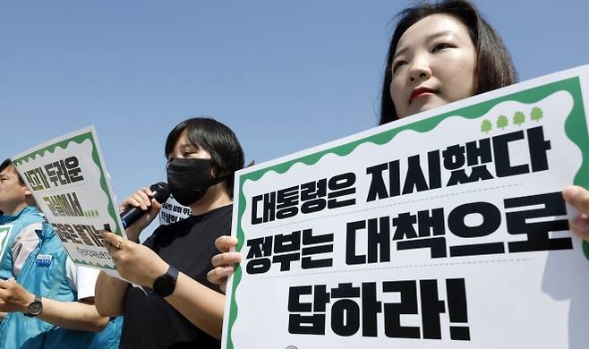교사의 삶과 교육을 살리는 기자회견 - 전국교사노동조합원들이 14일 서울 종로구 청와대 사랑채 분수대 앞에서 ‘스승의 날, 감사의 말보다 교육할 수 있는 학교가 필요합니다’ 슬로건을 걸고 교사의 삶과 교육을 살리는 기자회견을 하고 있다.  2026.05.14 뉴시스
