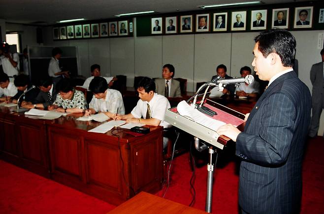 1993년 7월20일 당시 이인제 노동부장관이 과천 정부청사에서 현대자동차에 대해 '긴급조정권' 발동을 발표하는 모습 ⓒ 연합뉴스