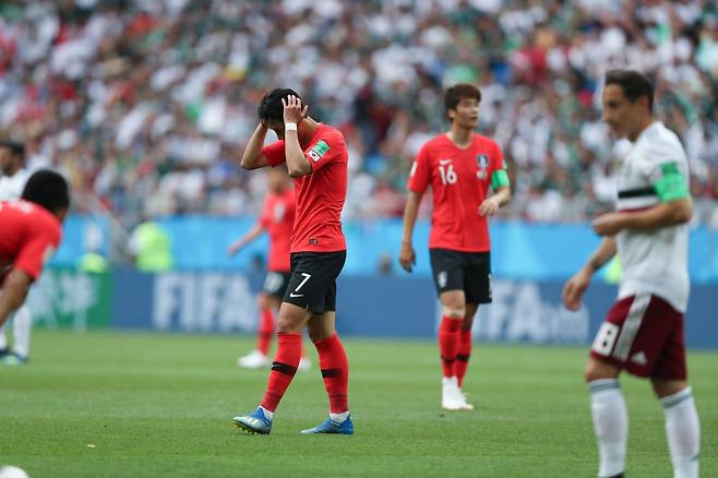 축구국가대표팀 손흥민(가운데)이 멕시코와 2018러시아월드컵 조별리그 F조 2차전서 기회를 놓친 뒤 아쉬워하고 있다. 사진제공|대한축구협회