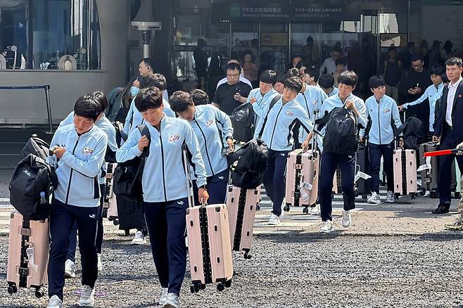 북한 내고향여자축구단이 지난 12일 경유 훈련지인 중국 베이징 서우두 공항에 도착하고 있다.  연합뉴스