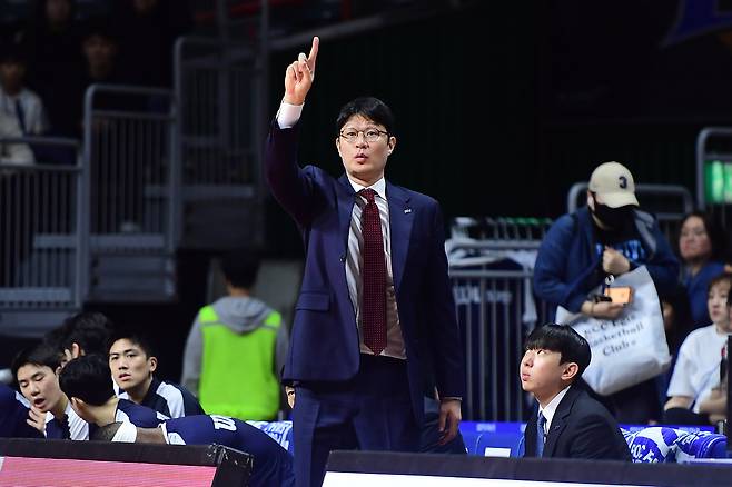 KCC에서 코치로 챔피언을 이끈 이규섭이 DB 신임 감독으로 낙점됐다. KBL 제공