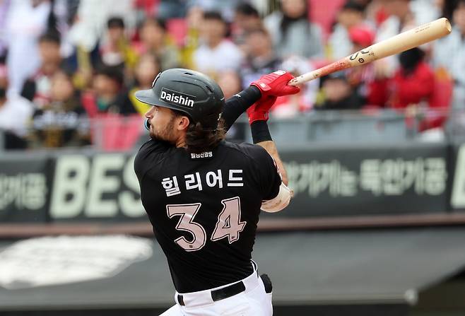 KT 샘 힐리어드가 3일 광주 KIA전에서 5회초 3점 홈런을 때리고 있다. 연합뉴스