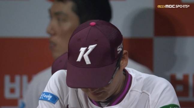 키움 히어로즈 외국인 타자 트렌턴 브룩스가 14일 한화 이글스전 7회말 무기력하게 루킹 삼진으로 물러나자 설종진 감독이 고개를 떨구고 있다. /사진=TVING 중계화면 갈무리