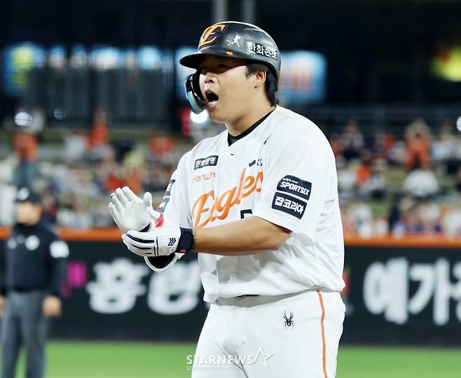 한화 4번타자 강백호가 14일 대전한화생명볼파크에서 열리는 2026KBO리그 한화이글스와 삼성라이온즈 경기 3회말 2사 1,2루에서 적시타를 터트린 후 자축하고 있다. 2026.04.14. /사진=강영조 선임기자