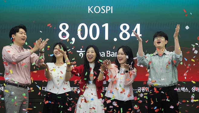 코스피가 8000을 넘어선  5월 15일 서울 중구 하나은행 딜링룸에서 직원들이 8000 돌파 세리머니를 하고 있다. 이날 코스피는 전 거래일(7981.41)보다 29.66포인트(0.37%) 하락한 7951.75로 출발해 개장 초 상승 전환했다.&nbsp; 뉴시스
