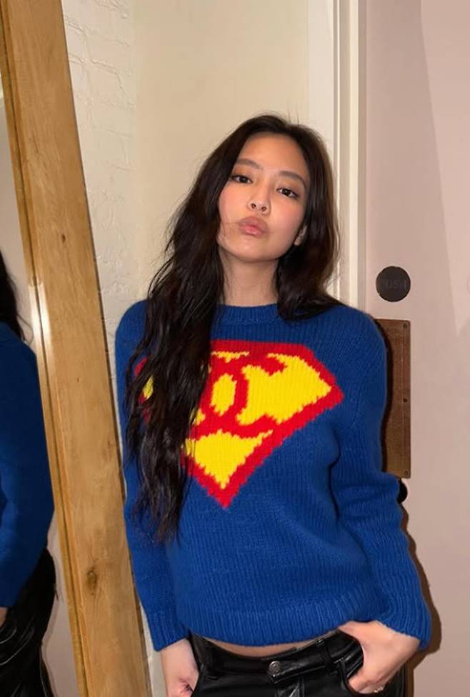 BLACKPINKs Jennie Kim garnered attention from fans by posting recent photos on her personal account featuring various casual outfit styles. In particular, the subtle difference in vibe between her reflection in the mirror and her actual face attracted significant interest online.Jennie Kim demonstrated her exceptional fashion sense by showcasing a mix-and-match styling utilizing diverse items such as cropped sweatshirts, leather jackets, and checkered skirts. Her outfit, featuring a free-spirited vibe with a blue knit sweater and a Superman logo knit, added a hip charm.Netizens who saw the mirror selfies reacted enthusiastically, sharing various opinions on whether the difference was due to the angle. Many fans are responding positively to Jennie Kims natural everyday look and her excellent sense of style.