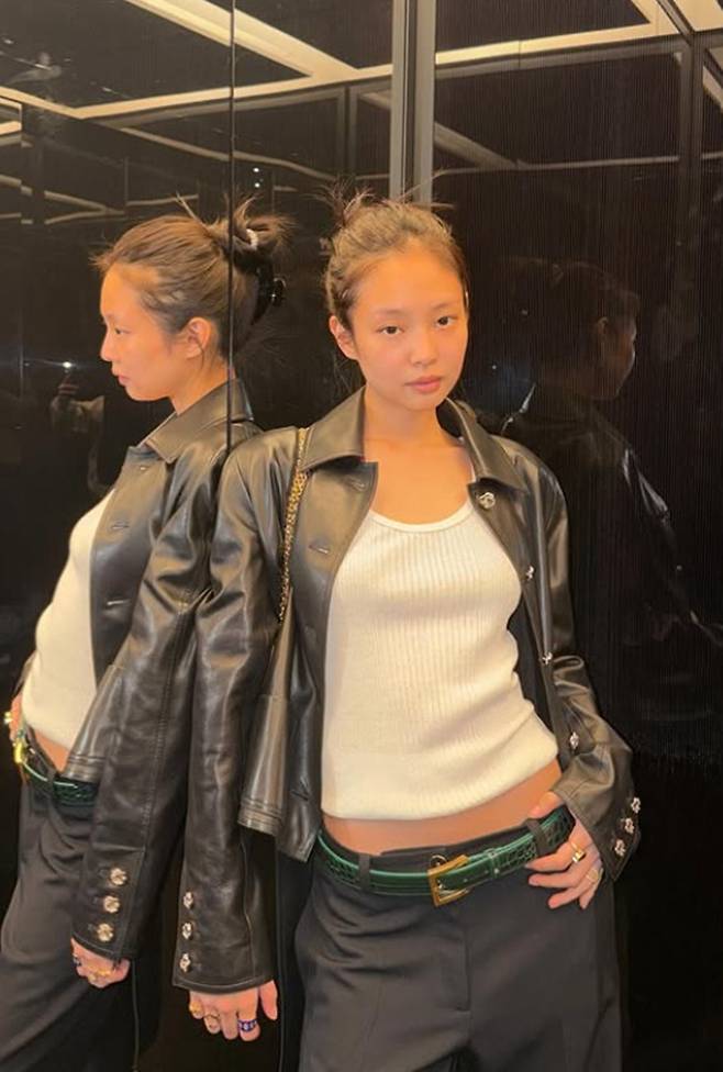 BLACKPINKs Jennie Kim garnered attention from fans by posting recent photos on her personal account featuring various casual outfit styles. In particular, the subtle difference in vibe between her reflection in the mirror and her actual face attracted significant interest online.Jennie Kim demonstrated her exceptional fashion sense by showcasing a mix-and-match styling utilizing diverse items such as cropped sweatshirts, leather jackets, and checkered skirts. Her outfit, featuring a free-spirited vibe with a blue knit sweater and a Superman logo knit, added a hip charm.Netizens who saw the mirror selfies reacted enthusiastically, sharing various opinions on whether the difference was due to the angle. Many fans are responding positively to Jennie Kims natural everyday look and her excellent sense of style.