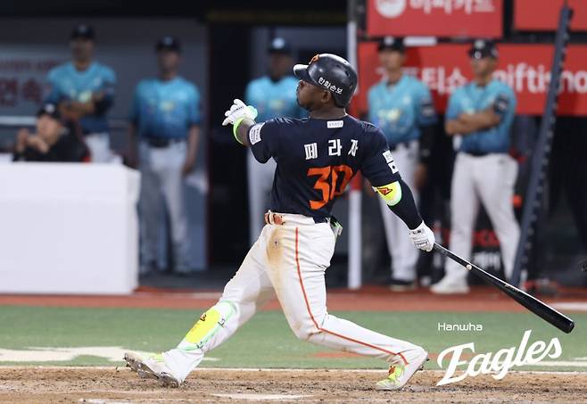한화 이글스 외국인 타자 요나단 페라자가 15일 수원 KT위즈파크에서 열린 2026 신한 SOL KBO리그 KT와의 팀 간 4차전에서 8회초 2점 홈런을 기록, 팀 승리에 힘을 보탰다. 한화는 KT를 5-3으로 이기면서 전날 키움 히어로즈를 10-1 대파한 기세를 몰아 연승을 질주했다. 한화와 6주 계약을 맺은 대체 외국인 투수 잭 쿠싱은 계약 마지막 날 9회 등판해 세이브를 기록하고 아름다운 작별을 이뤘다. 사진 한화 이글스