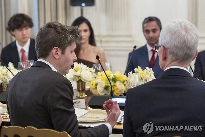 샘 올트먼 오픈AI CEO와 팀 쿡 애플 CEO [AP=연합뉴스 자료사진]
