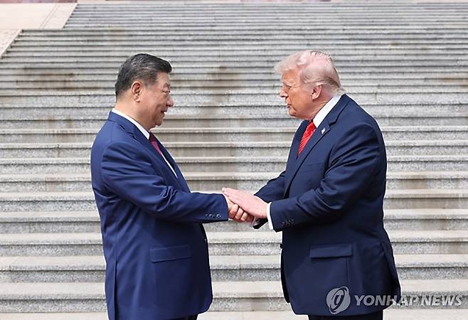 2026년 베이징 인민대회당에서 시진핑 중국 국가주석과 악수하며 손등 두드리는 도널드 트럼프 미국 대통령  [UPI 연합뉴스 자료사진. 재판매 및 DB금지]