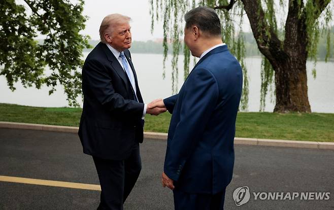 중난하이에서 악수하는 트럼프 대통령과 시진핑 주석 도널드 트럼프 미국 대통령과 시진핑 중국 국가 주석이 15일 베이징 중난하이에서 만나 악수하고 있다. [로이터=연합뉴스. 재판매 및 DB 금지]