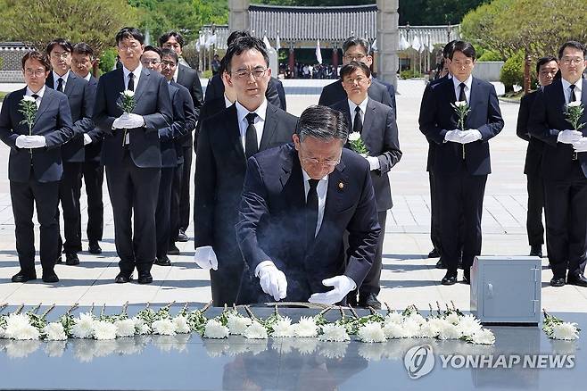 분향하는 정성호 법무부 장관 (광주=연합뉴스) 김혜인 기자 = 정성호 법무부 장관과 구자현 검찰총장 직무대행 등 검찰 고위 간부들이 15일 광주 북구 운정동 국립5·18민주묘지를 찾아 참배하고 있다. 2026.5.15 in@yna.co.kr