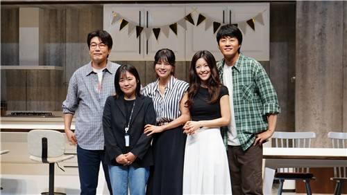 연극 '비기닝'의 배우 이종혁, 표상아 연출, 유선, 이윤지, 이천희 (왼쪽부터)  [수컴퍼니 제공. 재판매 및 DB 금지]