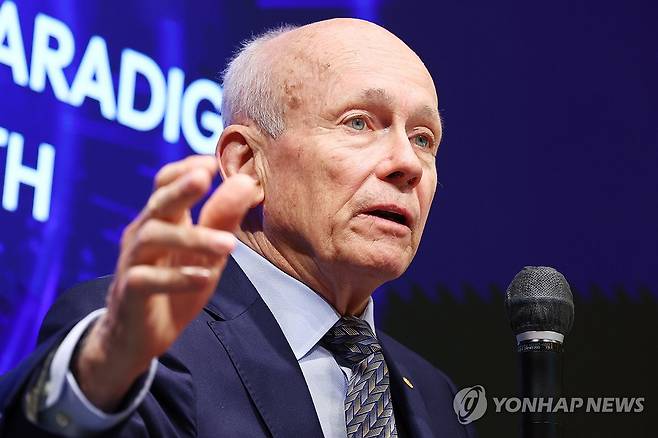 '노벨경제학상' 수상자 피터 하윗 교수 기자회견 (서울=연합뉴스) 진연수 기자 = 노벨경제학상 수상자인 피터 하윗 미국 브라운대 명예교수가 15일 오후 서울 중구 웨스틴 조선 호텔에서 열린 기자회견에서 질문에 답하고 있다. 2026.5.15 jin90@yna.co.kr