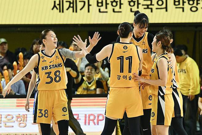 동료들과 기뻐하는 박지수 (서울=연합뉴스) 여자프로농구 청주 KB가 20점을 올린 박지수를 앞세워 부상 병동 아산 우리은행을 27점 차로 대파하고 플레이오프(PO) 첫판을 가져갔다.
    KB는 8일 청주체육관에서 열린 BNK금융 2025-2026 여자프로농구 PO 1차전(5전3승제)에서 우리은행에 73-46으로 크게 이겼다. 
    사진은 이날 경기에서 동료들과 함께 기뻐하는 박지수(왼쪽 세번째). 2026.4.8 [WKBL 제공. 재판매 및 DB 금지] saba@yna.co.kr