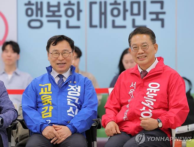 후보 등록 대기하는 정근식 후보와 윤호상 후보 (서울=연합뉴스) 류영석 기자 = 서울시 교육감 재선에 도전하는 정근식 후보가 14일 서울 종로구 서울시선거관리위원회에서 윤호상 후보와 후보 등록에 앞서 대기하고 있다. 2026.5.14 ondol@yna.co.kr
