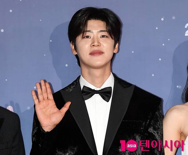 가수 박지현이 취재진 앞에서 포즈를 취하고 있다. / 사진=텐아시아DB