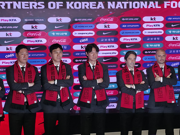 홍명보 한국 축구 국가대표팀 감독과 코칭스테프가 16일 서울 광화문 KT 온마당에서 열린 2026 FIFA 북중미 월드컵 최종명단 발표 기자회견에서 기념촬영을 하고 있다./이영선기자 zero@kyeongin.com