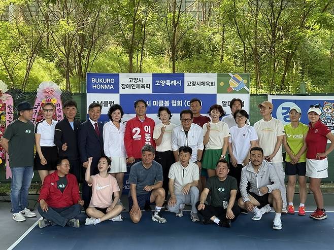 이동환 국민의힘 고양시장 후보가 16일 오전 덕양구 행주내동에서 열린 '시니어 피클볼 창단식 겸 피클볼 구장 개장식'에 참석해 기념사진을 촬영하고 있다. 사진=이동환 후보 캠프