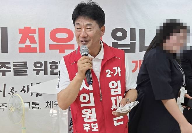 16일 오후 양주시 덕정동 아트시티 6층에서 열린 선거사무소에서 개소식에서 임재근 양주시의원 후보가 인사말을 하고 있다. 박홍기 기자