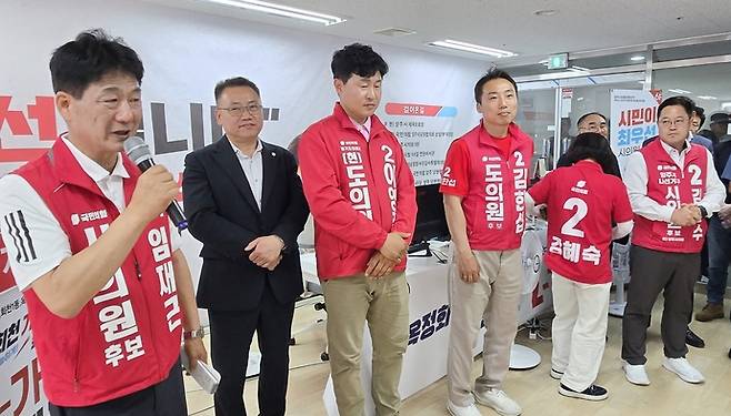 16일 오후 양주시 덕정동 아트시티 6층에서 열린 선거사무소에서 개소식에서 임 후보가 국민의힘 시도의원 출마자들을 소개하고 있다. 박홍기 기자