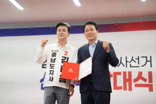 국민의힘 더쎈충남 총괄 선대위원회 발대식이 16일 충남 천안에 위치한 '더쎈충남캠프'에서 개최된 가운데 김태흠(왼쪽) 충남도지사 후보와 성일종 총괄 선대위원장이 파이팅을 외치고 있다. 사진=조길상 기자
