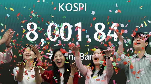 15일 서울 하나은행 본점 딜링룸에서 코스피8000 기념 세리머니가 진행되고 있다. 연합뉴스
