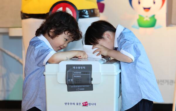 제9회 전국동시지방선거를 21일 앞둔 13일 인천 미추홀구 인천시선거관리위원회 선거체험관에서 열린 '새싹 유권자와 함께 만드는 투표 약속 캠페인'에서 투표 체험하는 어린이들이 투표함 들여다보고 있다. 연합뉴스