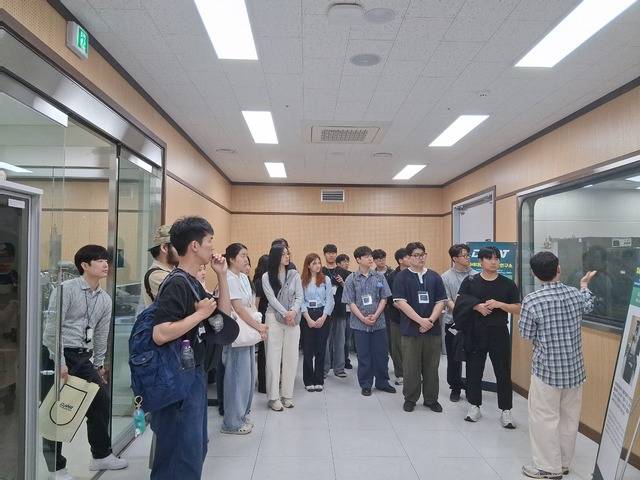 대구일보가 지역 산·학 연계 기획으로 마련한 '불여일견-청년, 현장에서 길을 찾다' 프로그램에 참가한 학생들이 대구경북과학기술원 관계자로부터 슈퍼컴퓨팅·빅데이터센터에 대한 설명을 듣고 있다. 권영진 기자