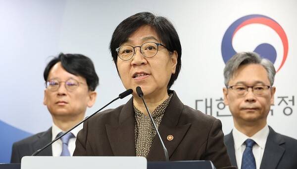 정은경 보건복지부 장관이 7일 서울 종로구 정부서울청사에서 의료제품 수급대응 관계부처 합동 브리핑을 하고 있다.&nbsp;[출처=연합]