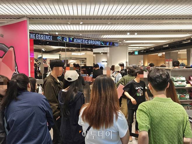 본점 9층에서 열린 이미스 팝업 공간에 외국 고객들이 몰렸다.(문현호 기자 m2h@)