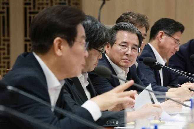 지난 8월 김용범 대통령실 정책실장이 서울 용산 대통령실 청사에서 열린 나라재정 절약 간담회에서 이재명 대통령의 발언을 듣고 있다. (사진 = 대통령실통신사진기자단)