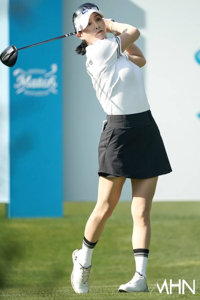 박결이 16일 열린 KLPGA 투어 두산 매치플레이 8강전에서 샷을 하고 있다.