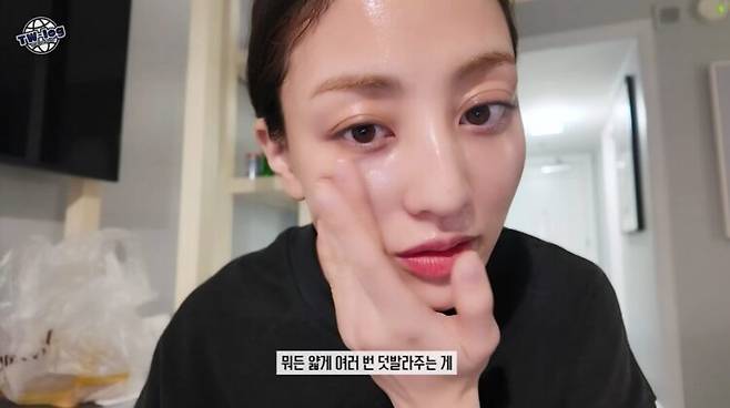 지효가 자신의 스킨케어 루틴을 소개하며 제품을 여러 번 얇게 덧바른다고 전했다. 사진=트와이스 유튜브 영상 캡처