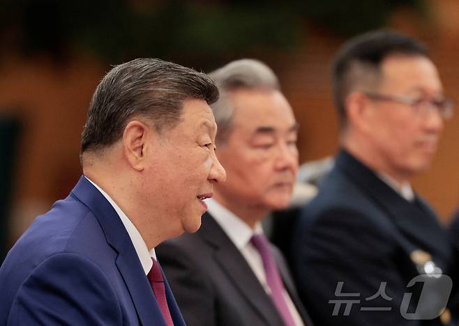 시진핑 중국 국가주석이 14일(현지시간) 중국 베이징 인민대회당에서 도널드 트럼프 미국 대통령과 정상회담을 하고 있다. ⓒ 로이터=뉴스1