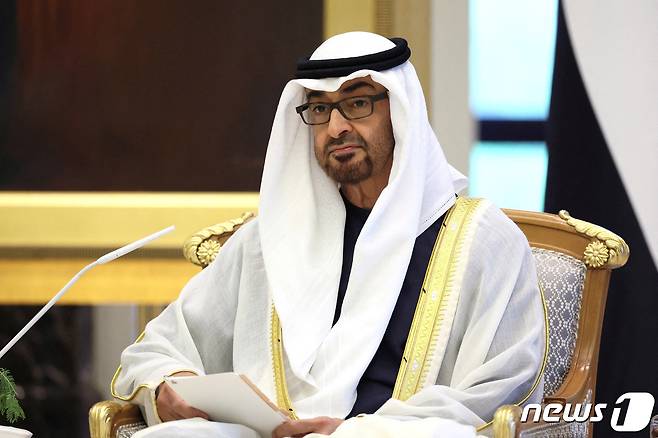 셰이크 무함마드 빈 자이드 알나흐얀 아랍에미리트(UAE) 대통령이 아랍에미리트 아부다비에서 블라디미르 푸틴 러시아 대통령과 회담을 하고 있다. (자료사진) 2023.12.06 ⓒ 로이터=뉴스1