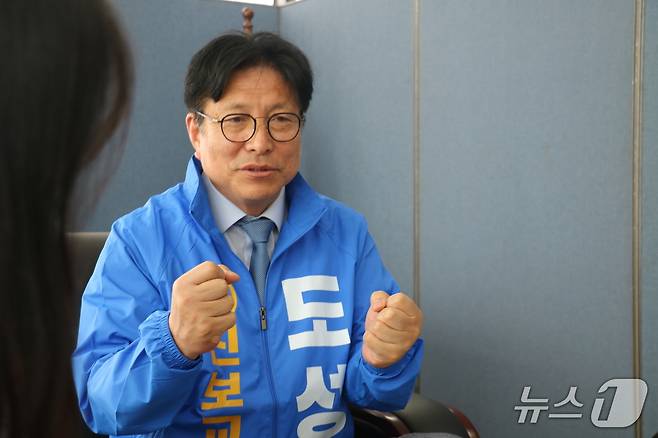 도성훈 인천시교육감 후보가 15일 인천시 미추홀구의 선거캠프에서 뉴스1과 인터뷰하고 있다.2026.5.15/뉴스1