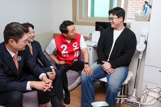 김정철 개혁신당 서울시장 후보(왼쪽부터), 이준석 대표, 오세훈 국민의힘 서울시장 후보가 16일 오전 서울 노원구 공릉로의 원룸을 찾아 이곳에서 자취하는 대학생과 대화하며 애로사항을 청취하고 있다. 2026.5.16 ⓒ 뉴스1 안은나 기자