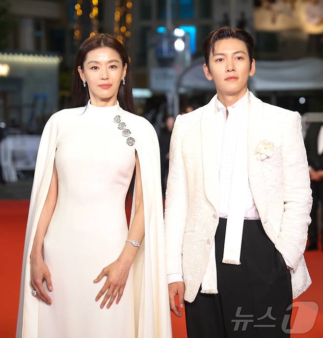배우 전지현, 지창욱이 16일(현지시간) 프랑스 남부 소도시 칸 팔레 데 페스티발(Palais des Festivals) 뤼미에르 대극장에서 열린 제79회 칸 국제영화제 미드나잇 스크리닝 초청작 ‘군체’ 공식 시사회 레드카펫에 올라 포즈를 취하고 있다. 2026.5.16 ⓒ 뉴스1 이준성 특파원