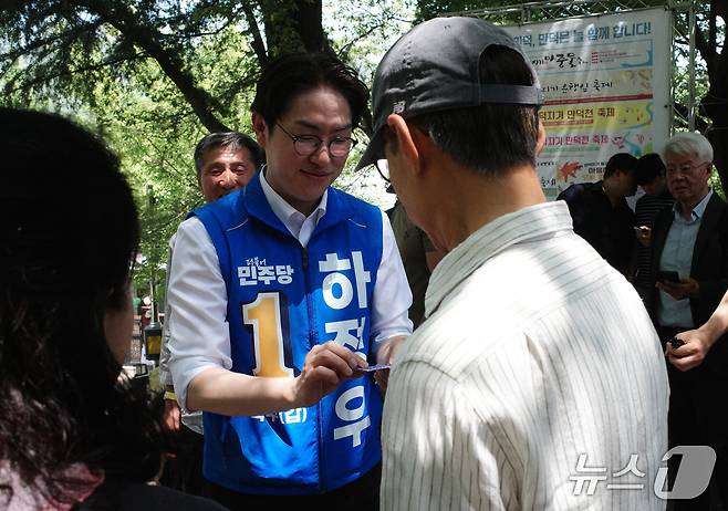 하정우 더불어민주당 부산 북구갑 국회의원 보궐선거 후보가 16일 부산 북구 만덕동 백양근린공원에서 열린 만덕지기 마을축제에서 지역주민과 인사하고 있다. 2026.05.16 ⓒ 뉴스1 김세정 기자
